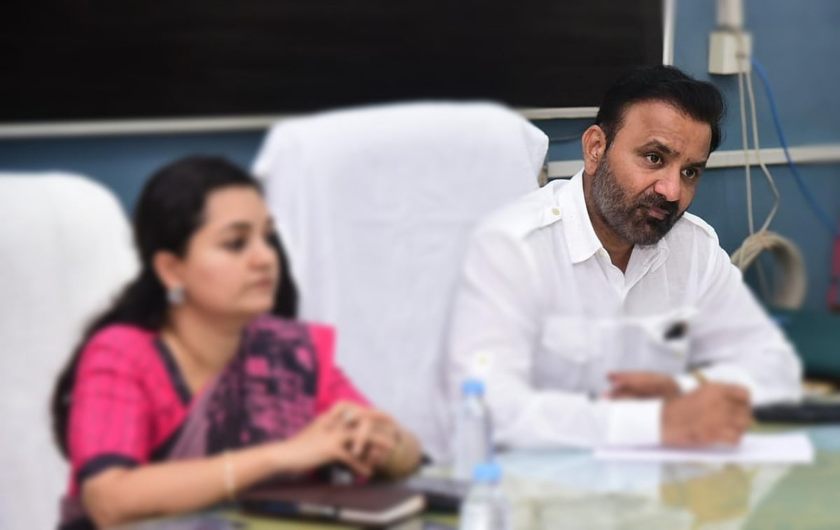 X/@SantoshSLadINC
 : Karnataka Labour Minister Santosh Lad